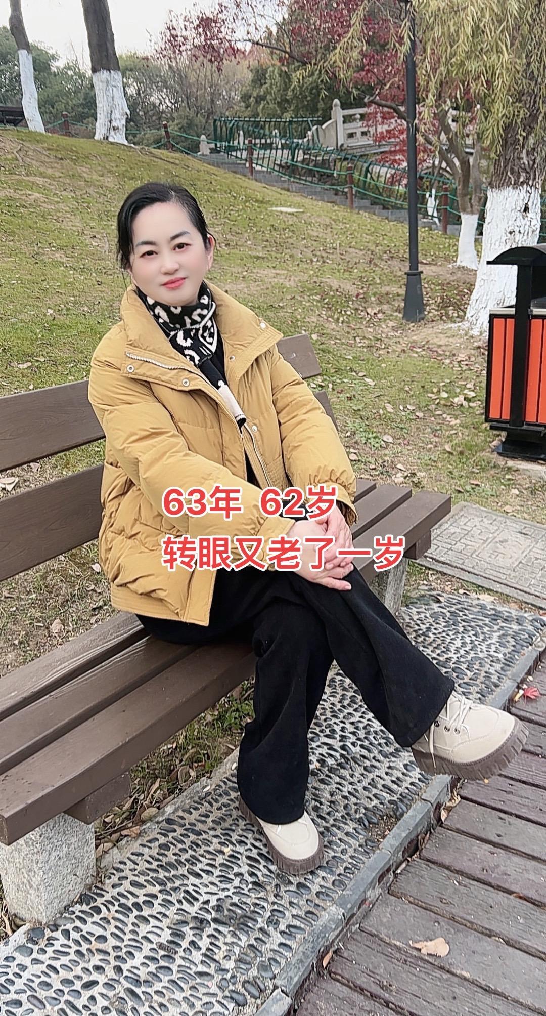 穿搭分享 短款羽绒服 冬天就要保暖又好看  时髦有风度依然有温度  谁...