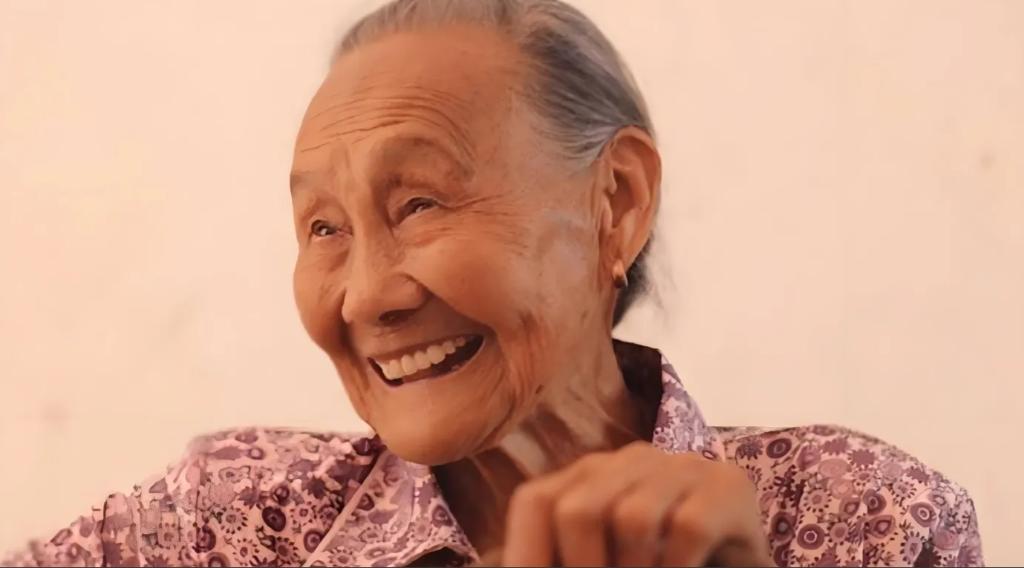 2015年，湖南，103岁老太去看病。一掀开她的衣服，医生顿时目瞪口呆，立即递眼