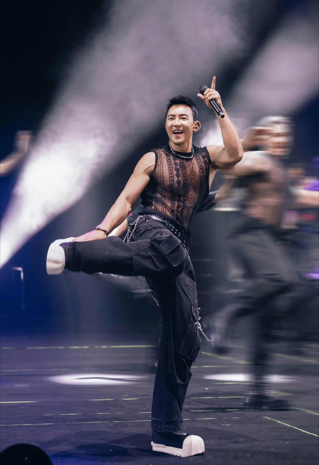 歌手刘畊宏回来了不止是热闹的健身直播，静下心来唱歌的时候，才看见他沉淀多年的演唱