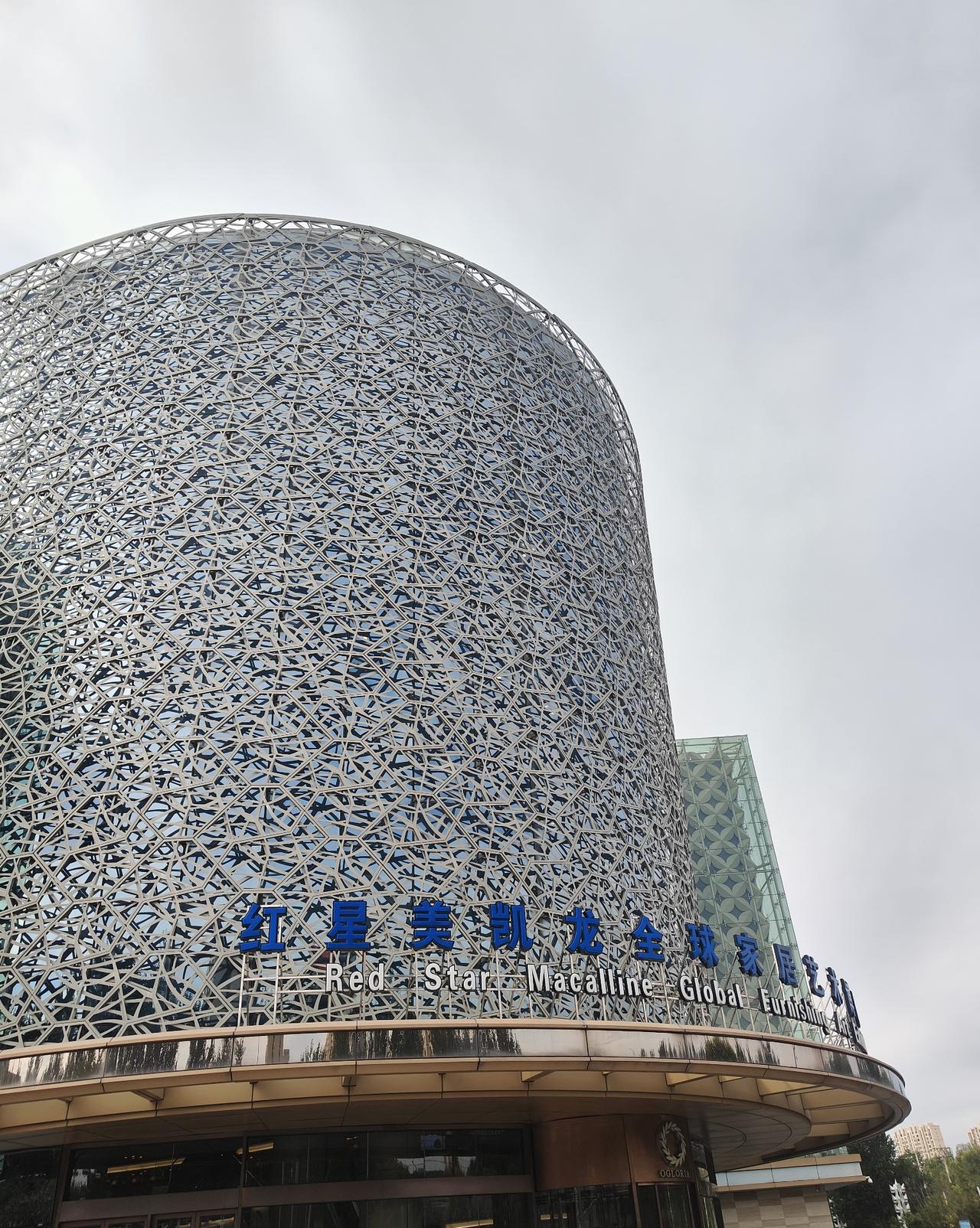 沈阳三台子的红星美凯龙，看建筑高端大气上档次，走进里面是空荡荡的，没有几家店，好
