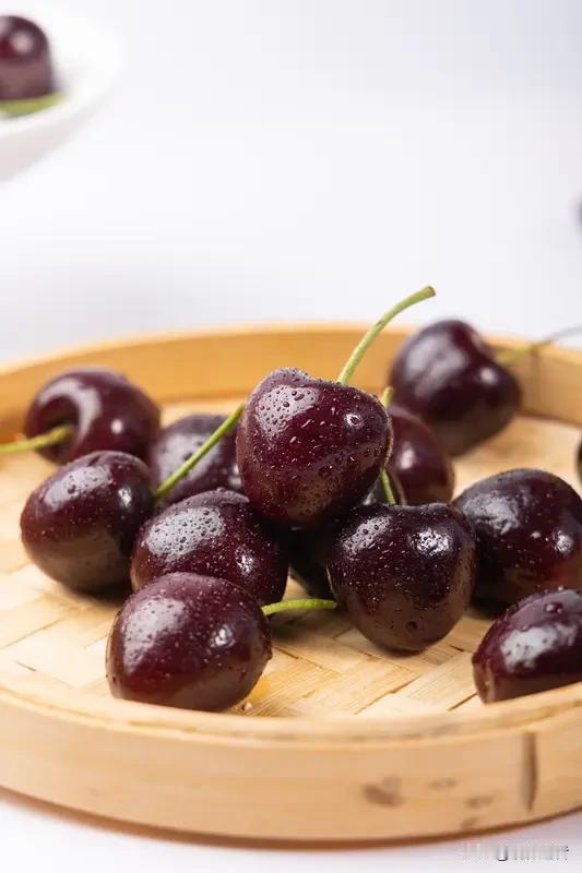 国产樱桃正值佳季，颗颗饱满鲜甜，品质丝毫不输进口车厘子。  

今年春节前夕，往