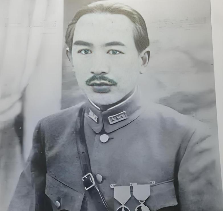 1944年，被调离新疆的盛世才，带着50辆卡车的家当路过陕西宝鸡时，儿子看戏被打