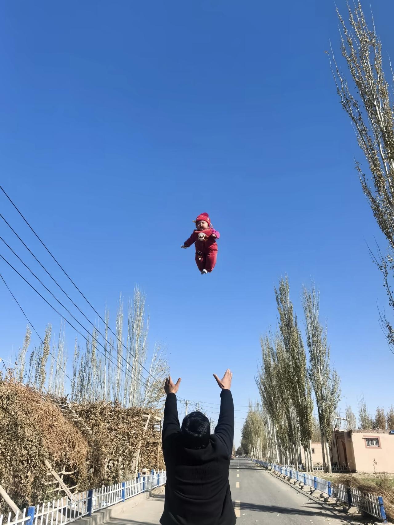 新疆小孩生下来就是雄鹰啊
最近刷到一个视频，新疆宝宝被扔上高空，还不哭不闹的，看