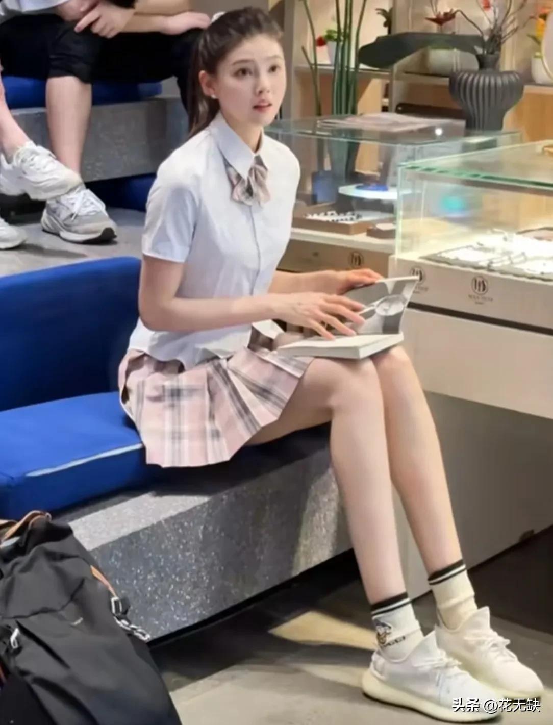 如果说你的女朋友既漂亮又努力上进。那你赶紧远离她，因为总有一天她要远走高飞。