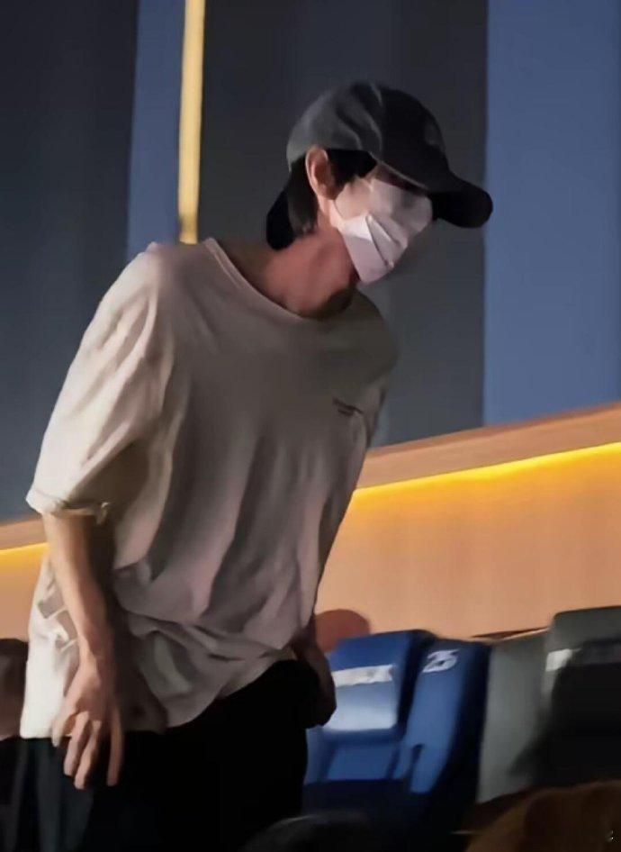 王俊凯怎么瘦成这样了 镜头里的单薄身形也太让人心疼了，明明十年前的少年感还在，怎
