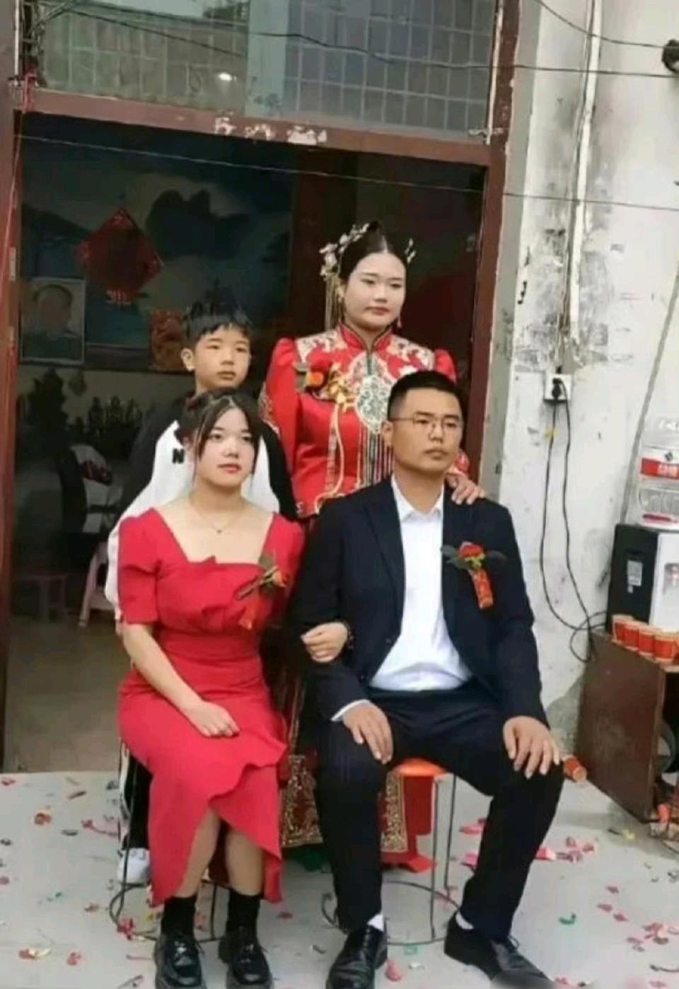 看了半天，也没看明白，那个是新娘。友友们能看出来吗？