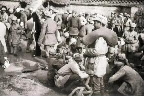 1942年，瑞大娘给十几名八路军送鸡蛋，却发现他们撅成一排上茅房，她脸色一变，当