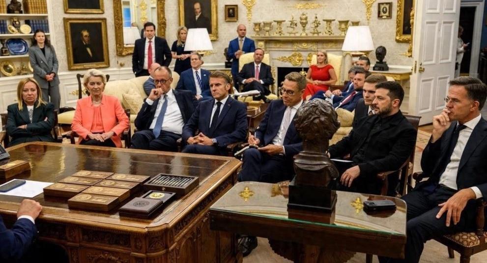 美国拱火却不敢下场！这盘棋藏着三重狠算盘。
 
美国疯狂拱火欧洲对俄硬刚，自己却