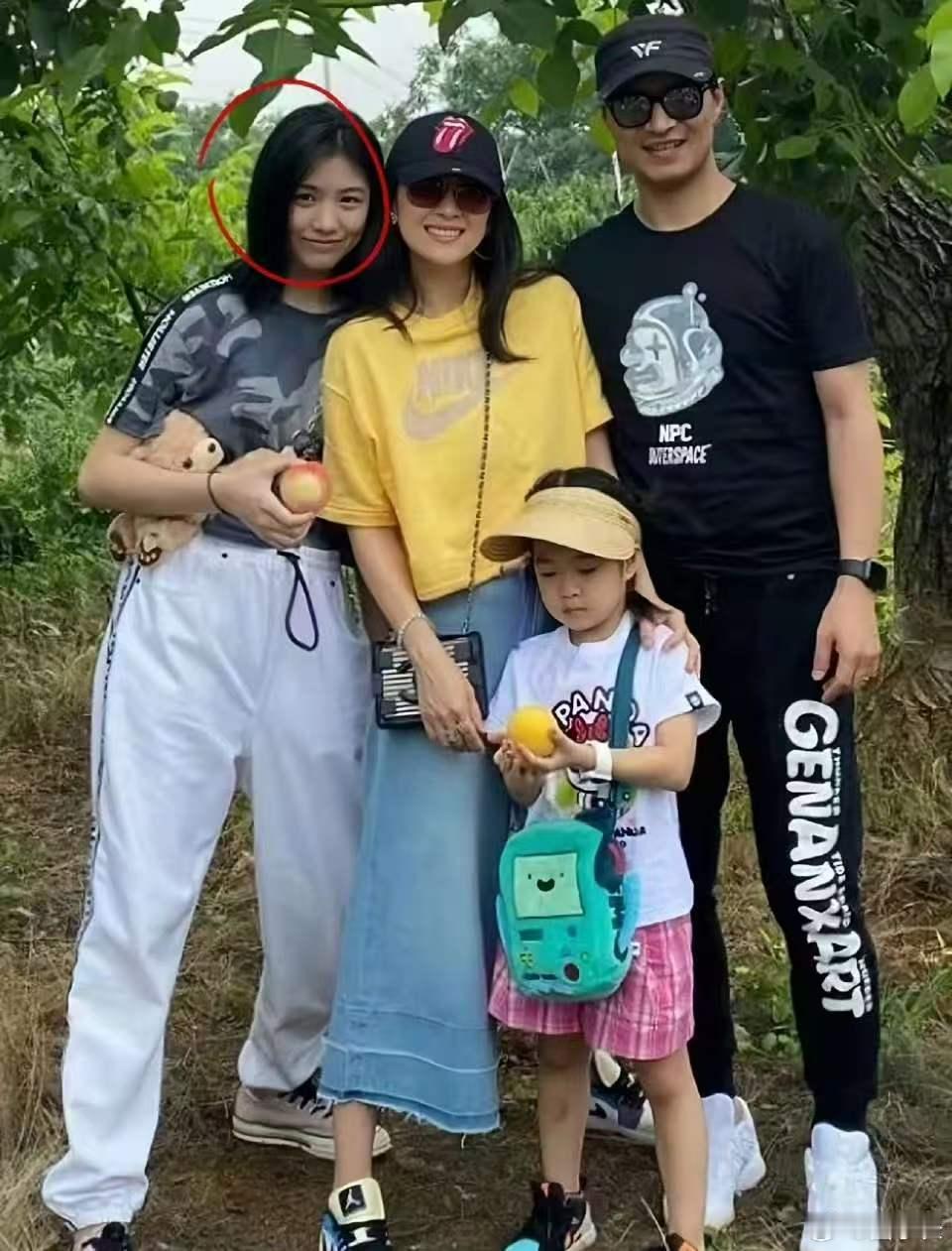 章子怡离婚后带小苹果出去玩不得不说章子怡真的是格局和人品双在线，能收获身边人实打