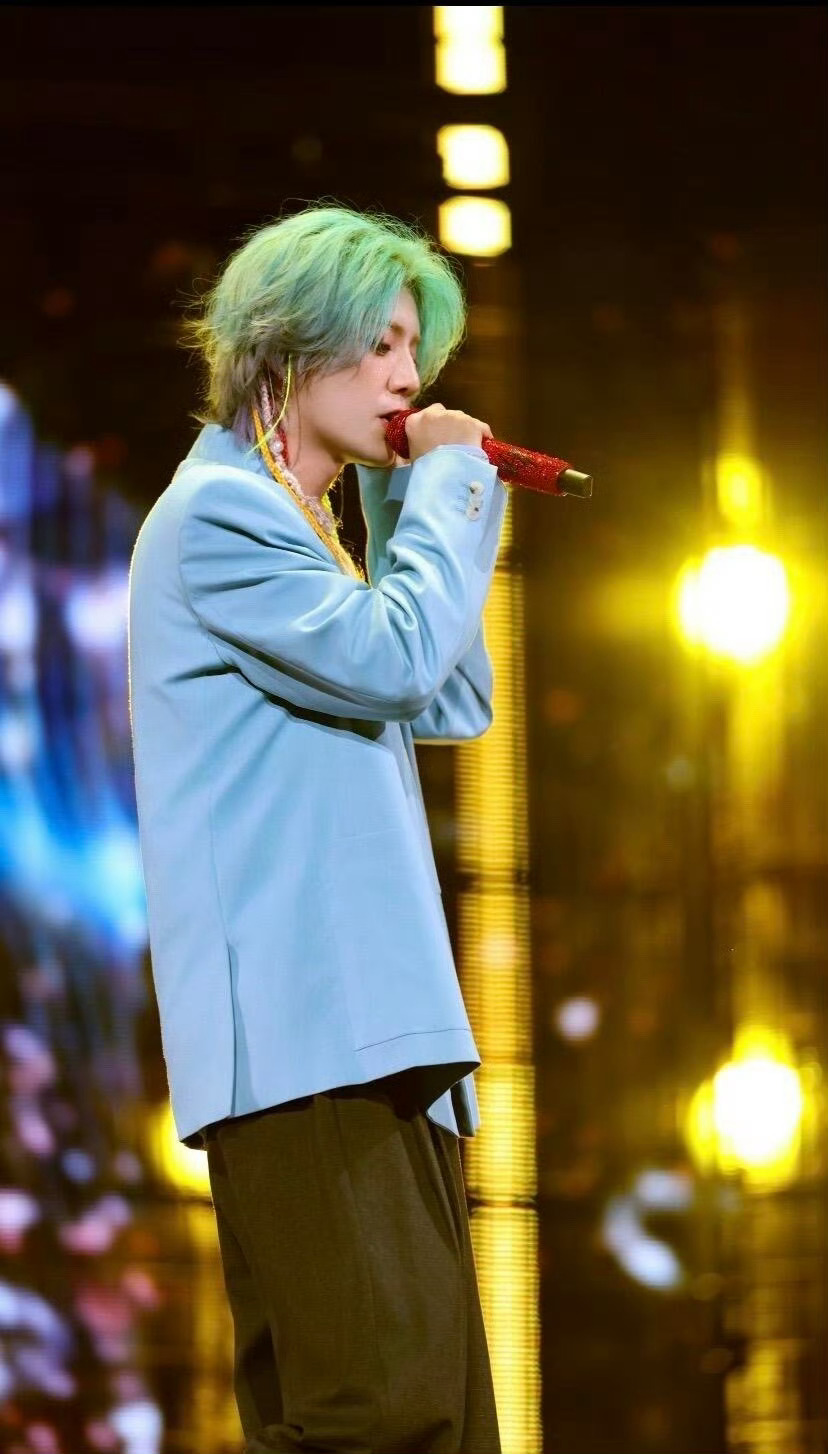 鹿晗 谁哭下次别来了啊 鹿晗演唱会的快乐魔法！唱完催泪曲立刻切换蹦跳模式，看见粉
