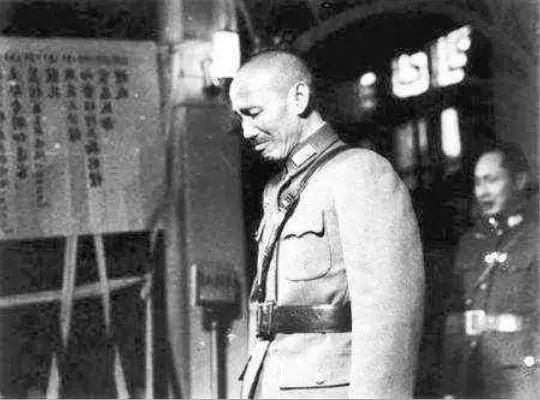 1949年1月16日，蒋介石带着国民党官员最后一次拜谒中山陵，那天下着...
