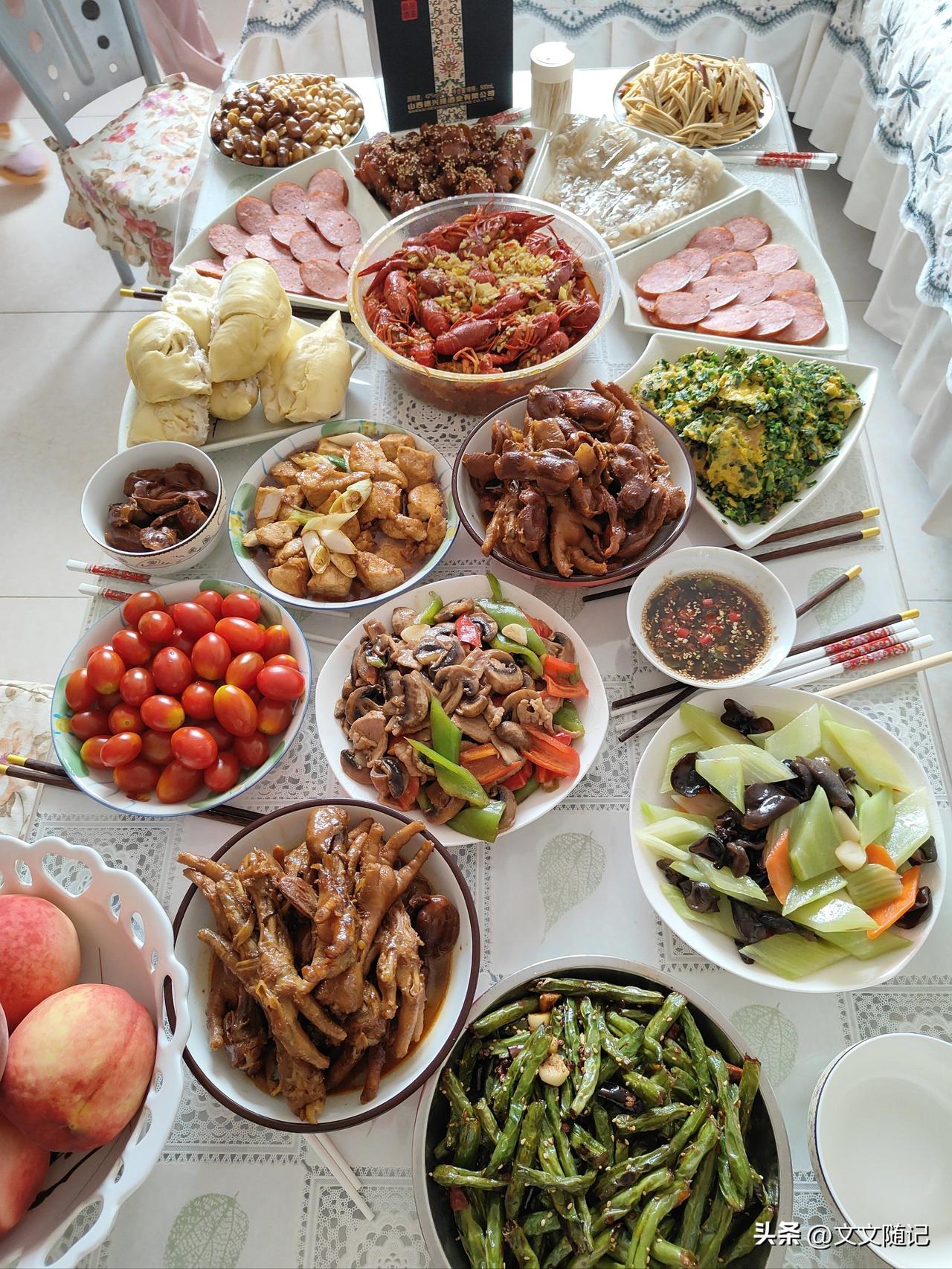 现在的儿媳都是吃完饭不洗碗的吗?不一定吧！因人而异，如果婆婆很有钱，老公也很能挣