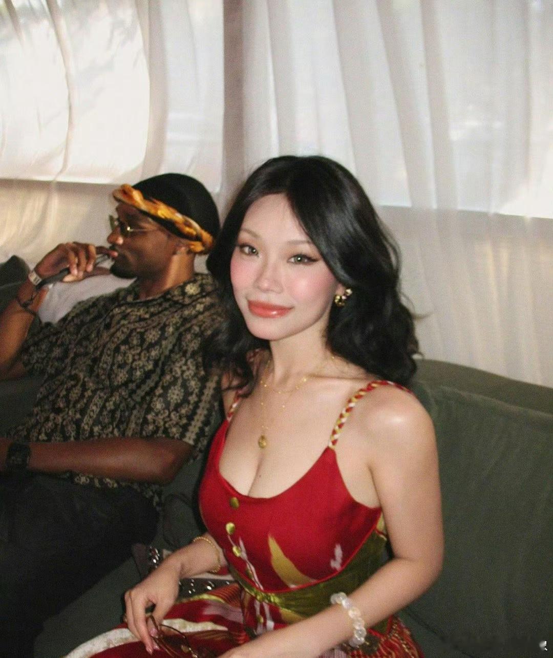 万妮达与男友合照万妮达的男朋友真的挺优秀的，听完他制作的歌曲就会觉得很配呀[爱慕