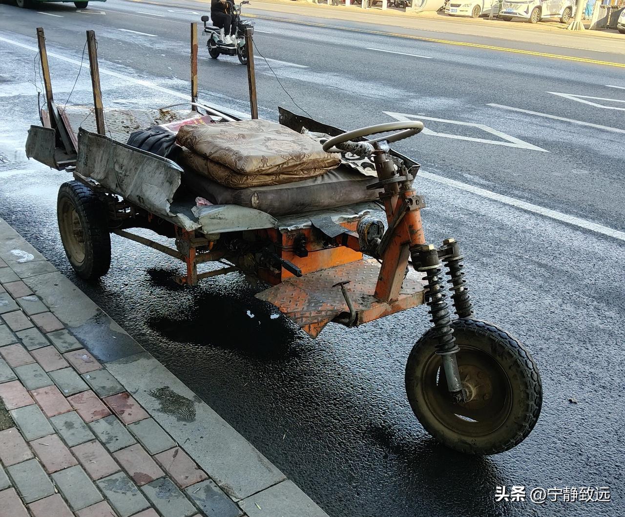 今天发现一个极简版的三轮车，只有方向盘、离合、油门、刹车、手制动几大件，特别简单