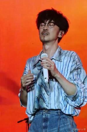 唱着黄昏过完整个夏天 周傳雄音乐节《黄昏》大合唱封神！全场齐喊歌名送别夏天，他的