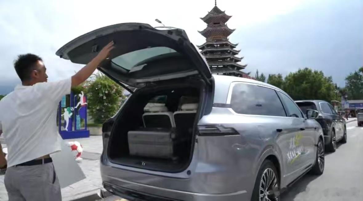 "村超决赛夜订不到房？这家人的操作绝了！爱心接驳车后排一放倒，秒变豪华大床房，三