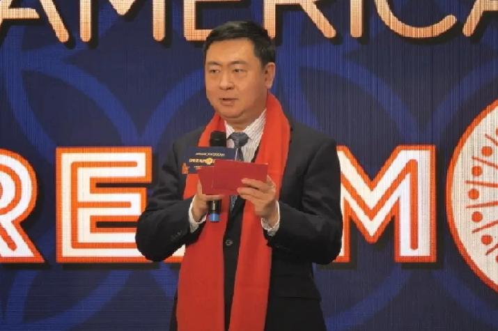 美国“梦天轮”披上中国红庆祝马年新春，这画面真的太有氛围感了！红色在中国可是吉祥