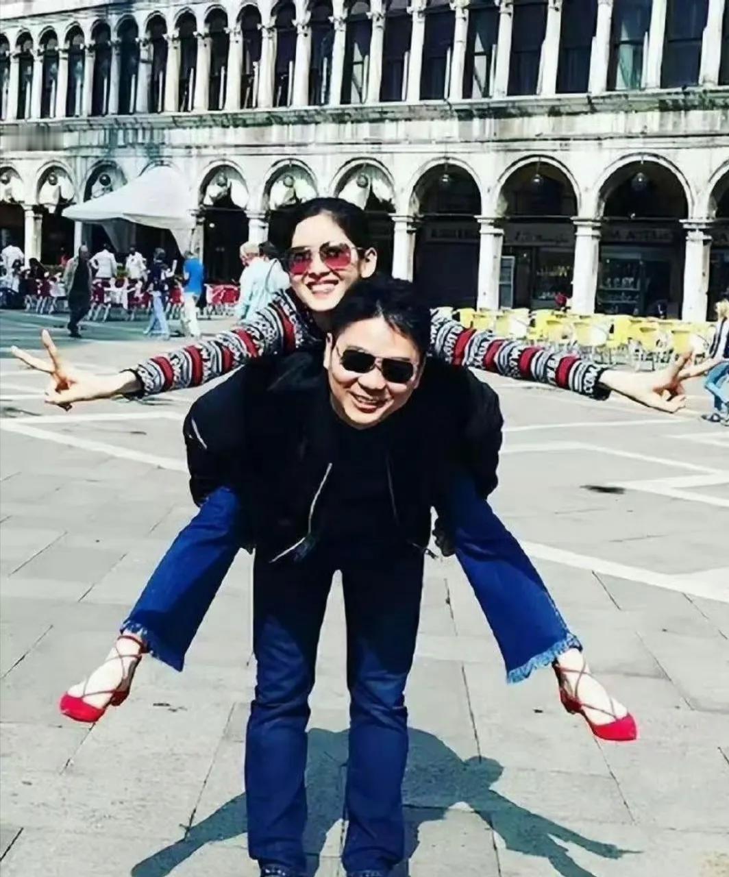 这会的刘强东三十八岁，章泽天十八岁，刚认识不久 ​​​