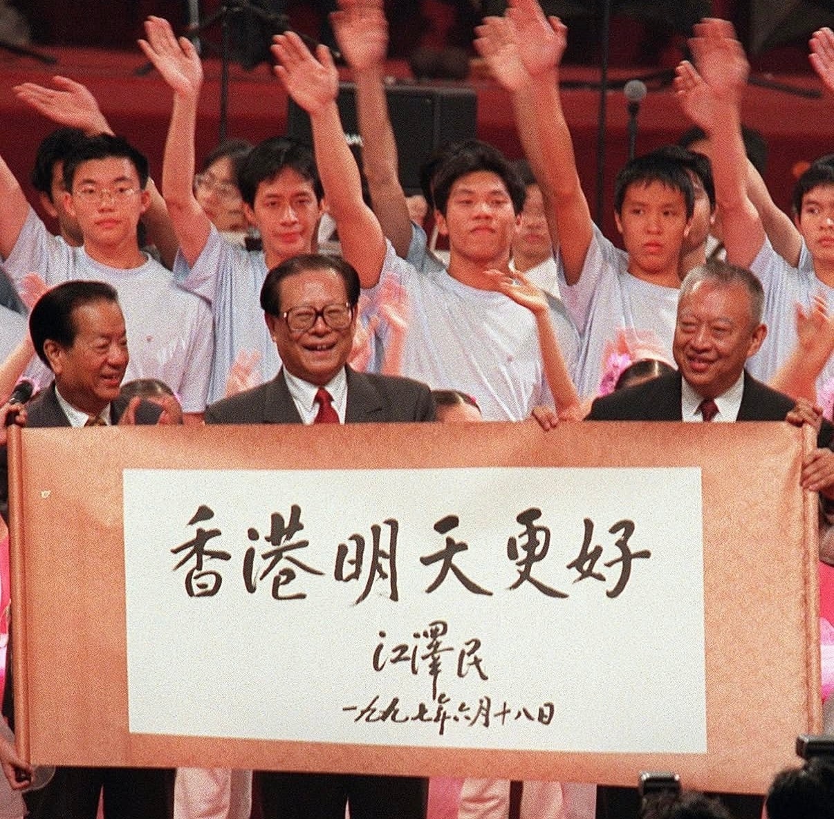 香港首任特首董建华逝世 那个时代的他们都已渐渐离去[苦涩] ​​​