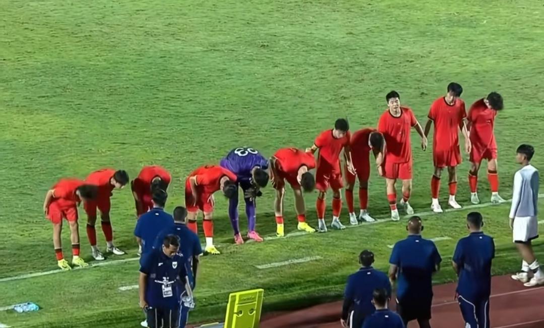 日本籍主帅浮嶋敏率领的这支中国U17国少太有礼貌，这不是就是日本队的翻板吗？赛后