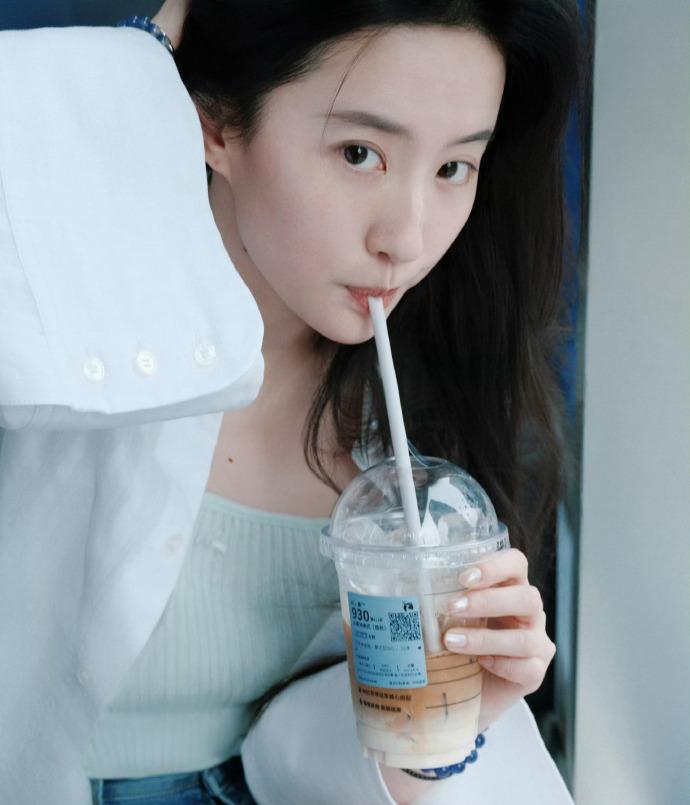 刘亦菲是富婆来的…富有且大方刘亦菲仙女照 
梦华录杀青给剧组同事们送lv…
前几