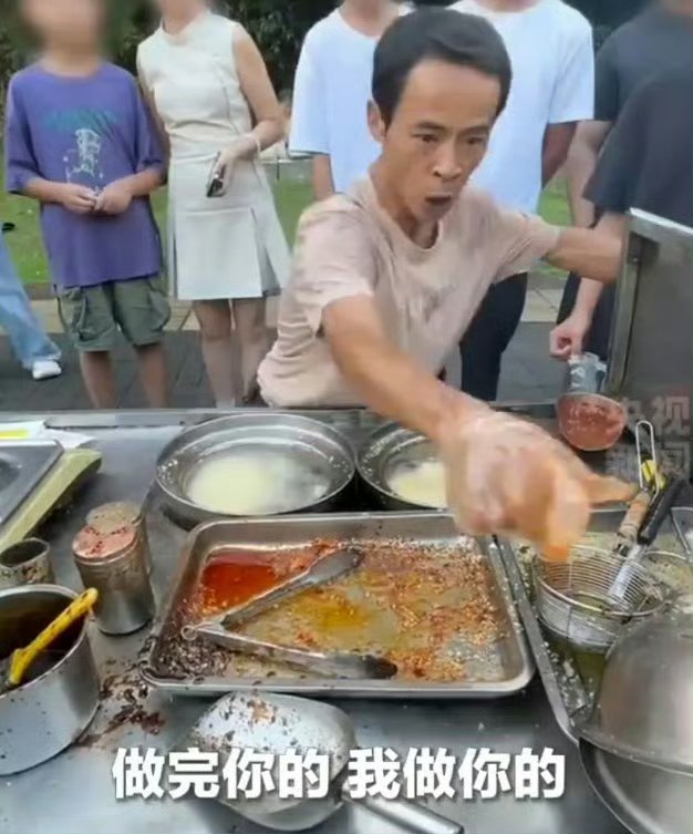 鸡排哥成立工作室我觉得鸡排主理人做的鸡排味道太一般了，而且他很扰民，声音太大了，