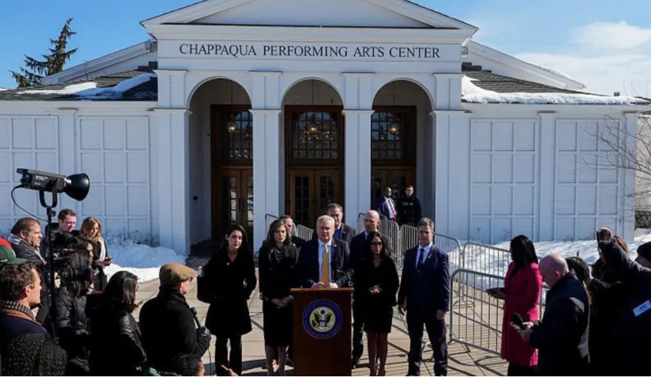 爱泼斯坦案听证会上，希拉里愤然离席