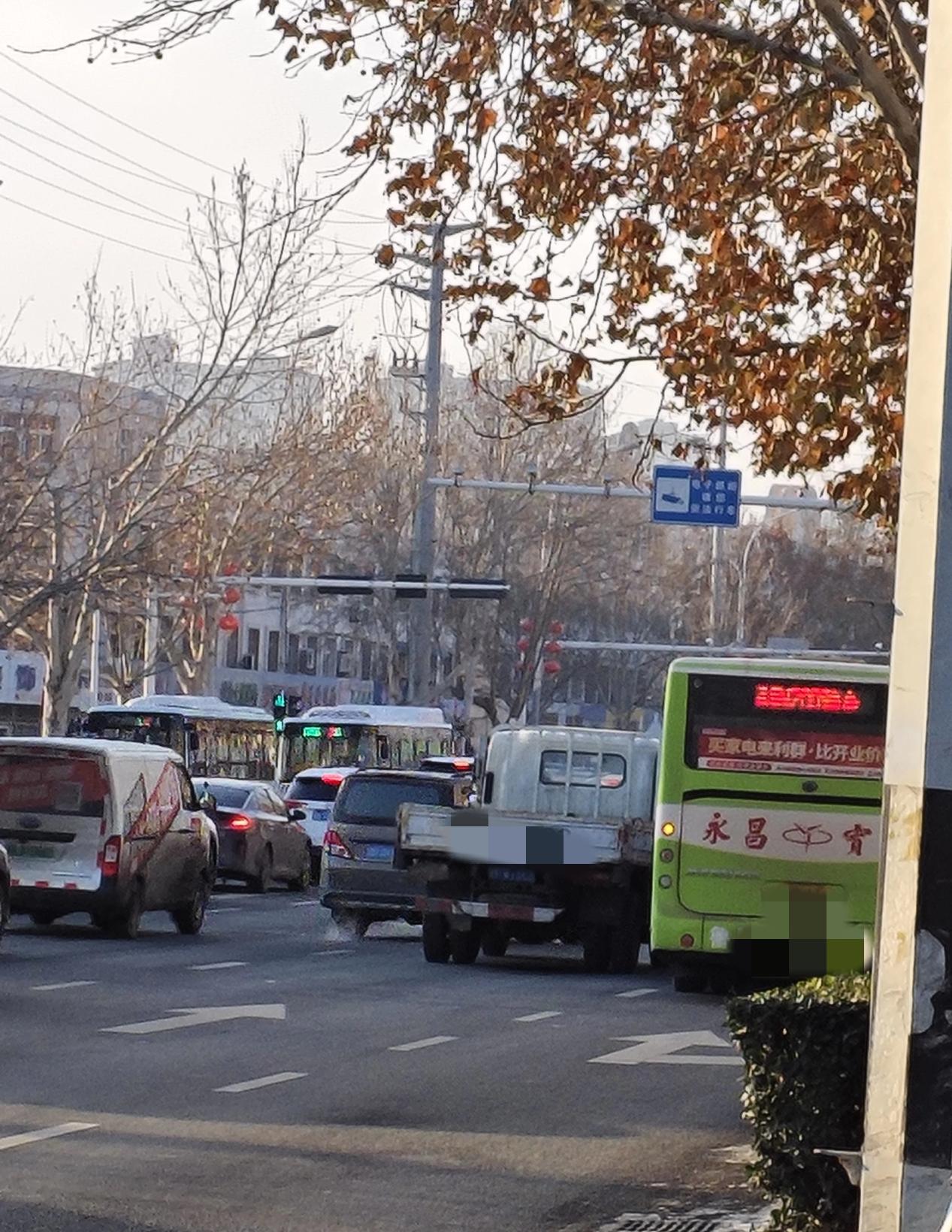 刚刚，即墨永昌公交2009路某车司机在墨城路即墨装饰材料市场门口和一个小卡司机战