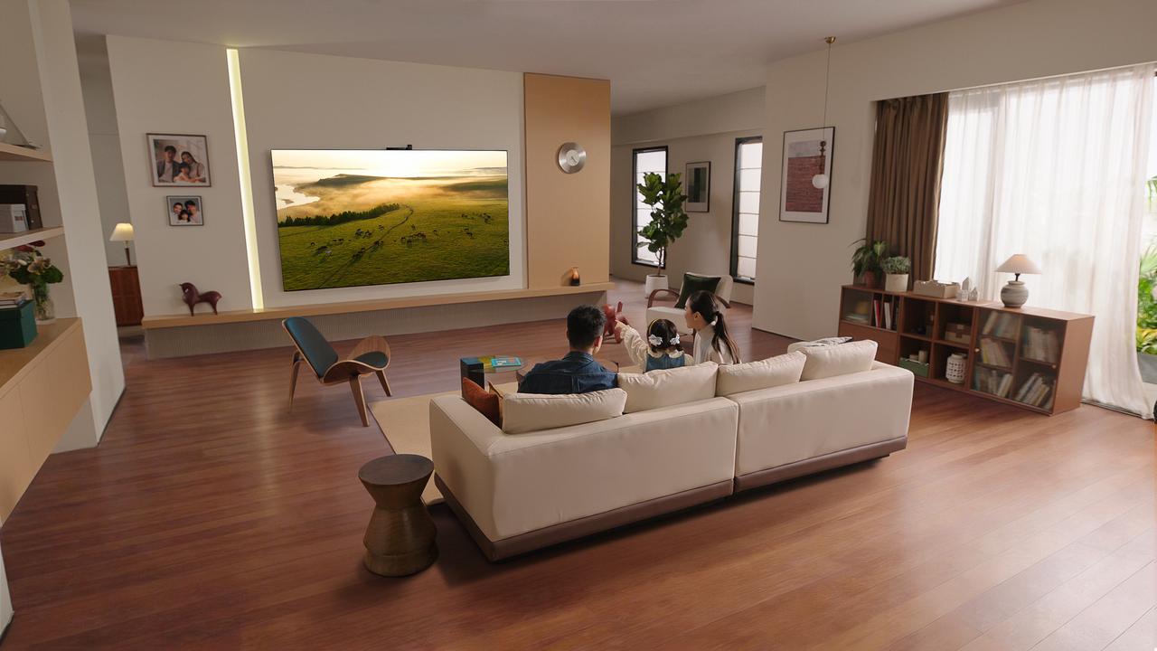 说实话，现在看电视最烦的不是画质不够好，而是环境太挑人。白天不拉窗帘反光严重，晚