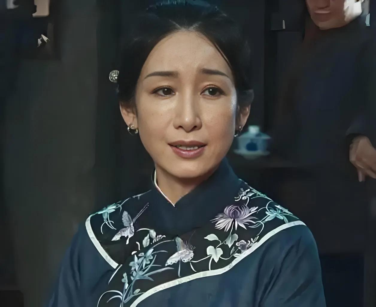 《生万物》中，“当家主母”看似手握家族大权，实则是重重枷锁。她们被困于宅院，在规
