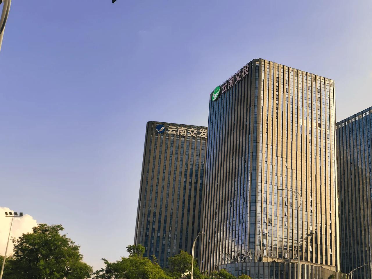 有没有谁知道这个是不是一家公司呢!在两幢楼里面摸不着头脑了！