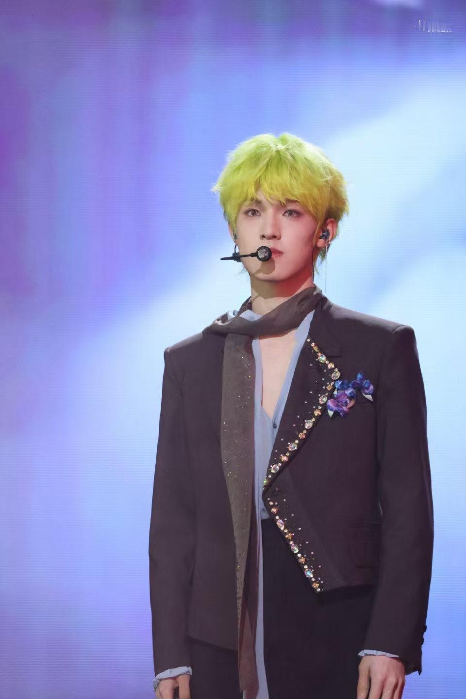 张泽禹绿发 day2的染发太惊喜了，是绿色头发的张泽禹！ 