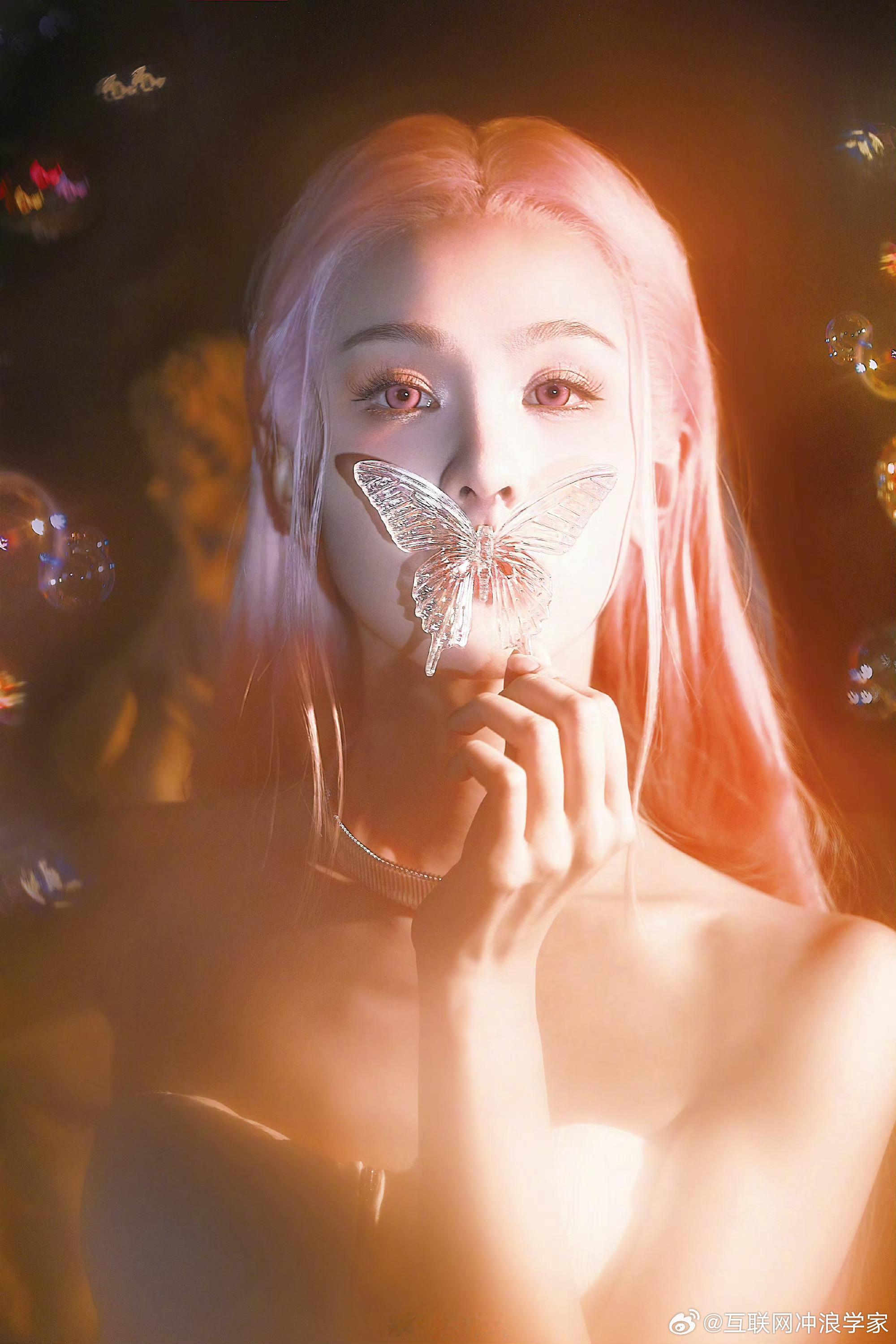 #陈都灵 机械姬# 这一组跟金鱼那一套又是不一样的风格耶，陈都灵的可塑性也太强了