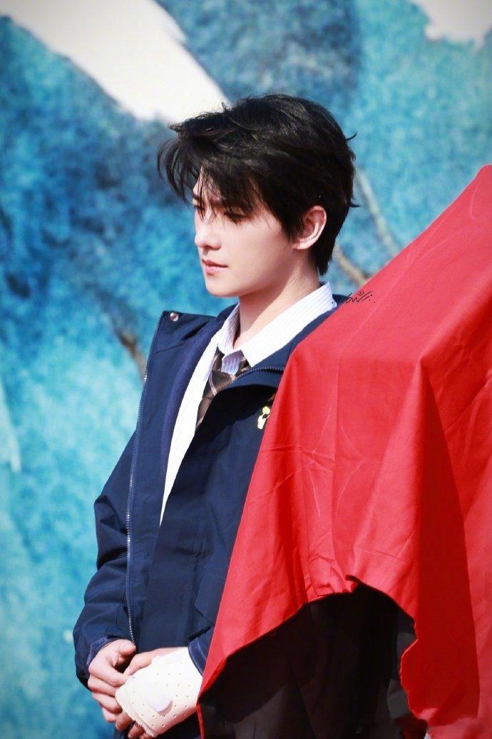 不让江山开机 杨洋化身李叱开启热血征程，守护家国超霸气。费振翔导演与演员们全力以