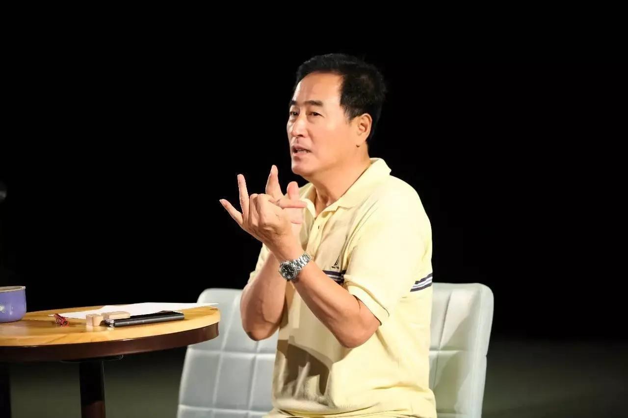 《戏台》票房跨过3.5亿，源于多方面。强大主创如陈佩斯、黄渤等吸引观众；同名话剧