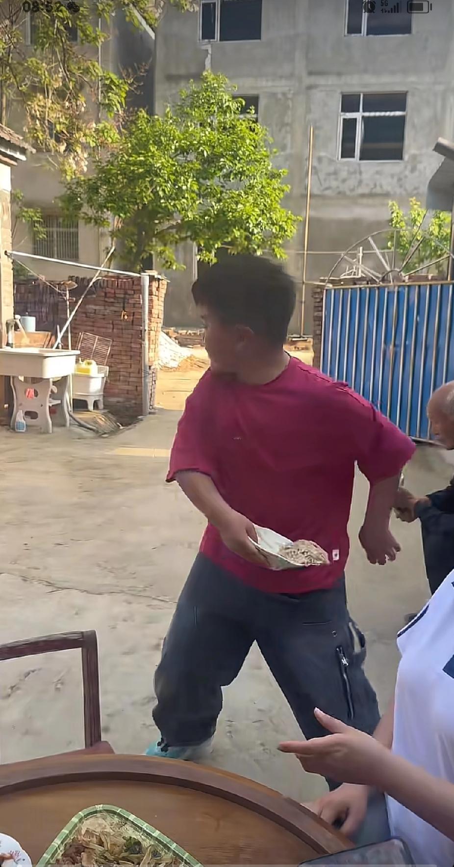 放学回家的小男孩，突然抓起饭桌上的菜盘就扔，说出的一番话，更是让人感动泪目了。