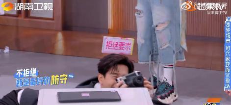 李现趴在地上给李一桐拍照你好星期六 李现趴地上给李一桐拍照，认真找角度的样子太帅