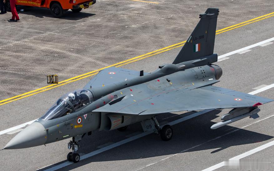 在刚刚结束的阿联酋航展闭幕式上，印度光辉战机在飞行表演的过程中当众坠毁，在全世界