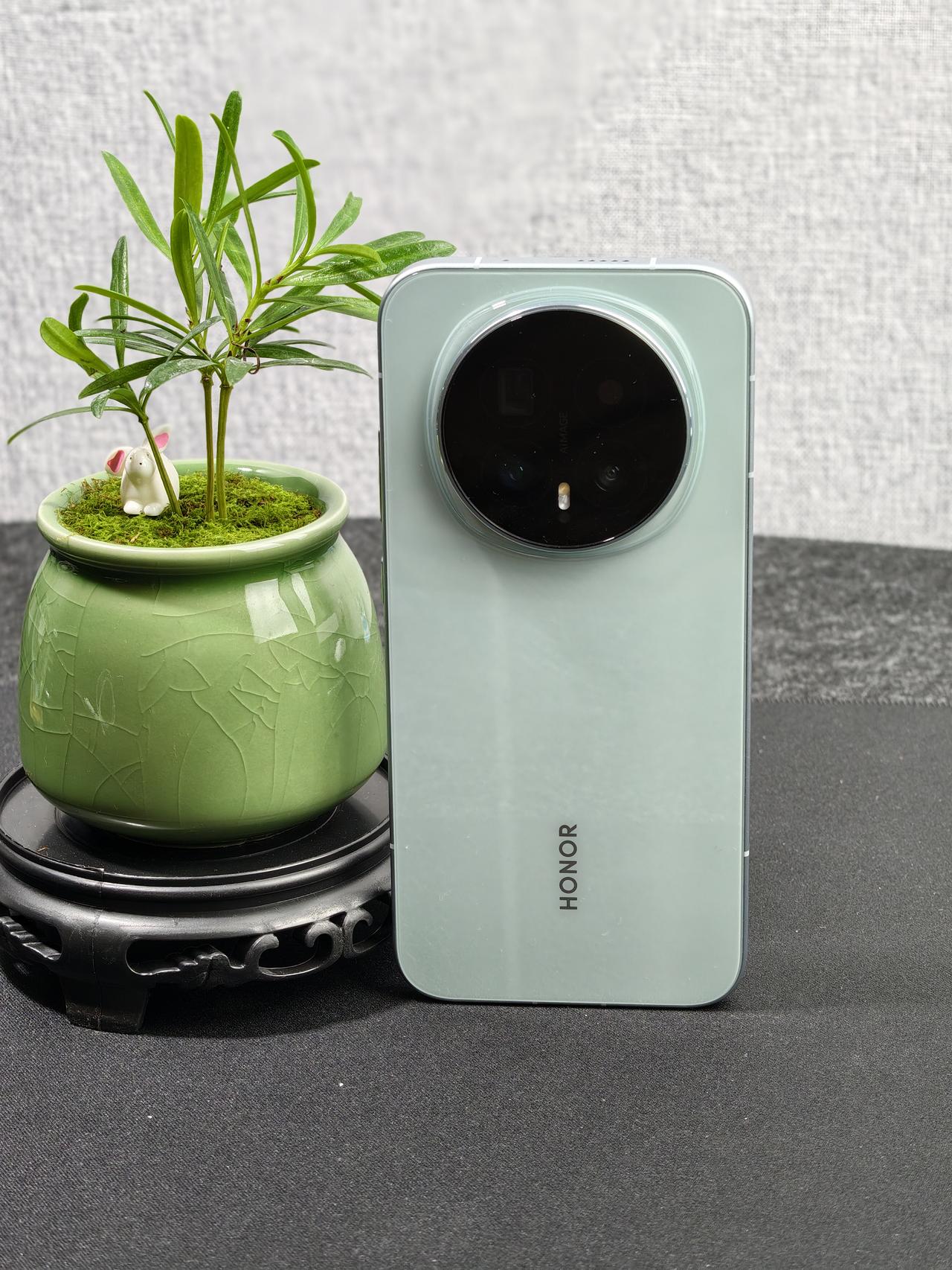 这颜色到底谁想出来的，简直是绝了。荣耀Magic8天青釉上手体验。
 
上手荣耀