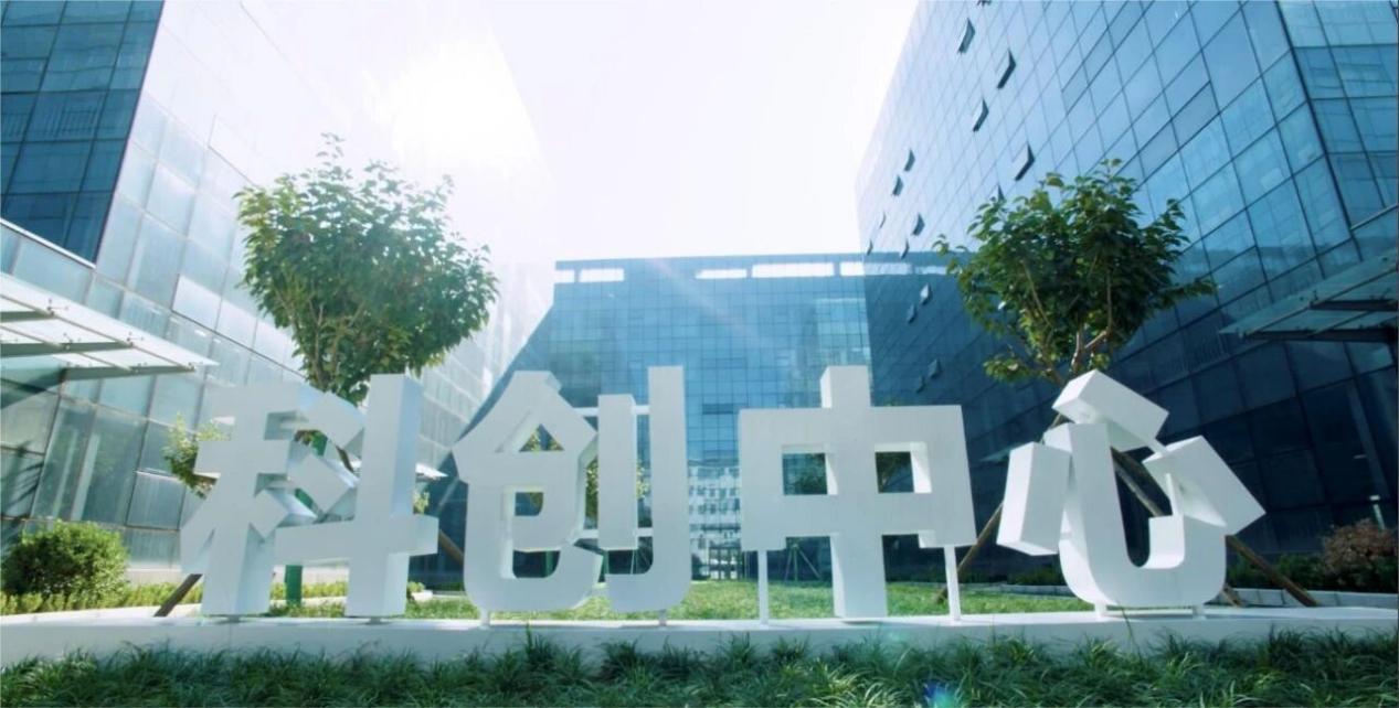 武汉的中部科创中心地位有稳固的一面，但也面临挑战。
从优势看，武汉高校云集，像武