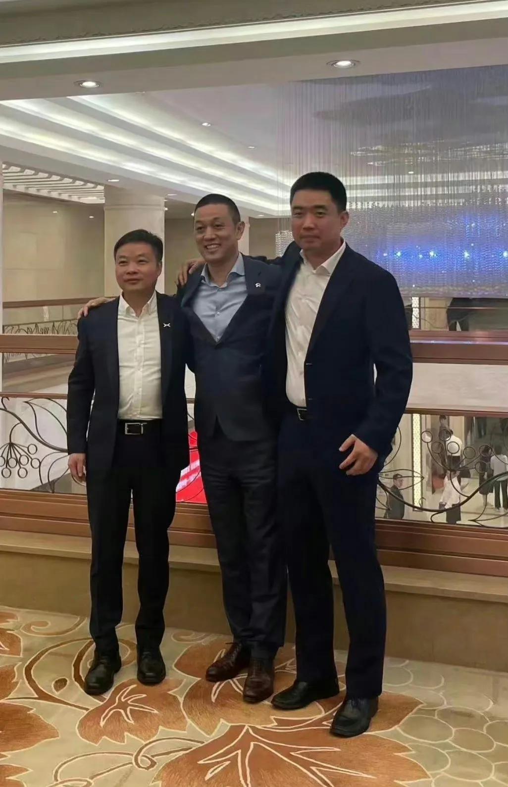 继「忆苦思变」后，三人再一次合体。

网友评价：蔚小理创始人紧紧相拥，仨铁哥们将