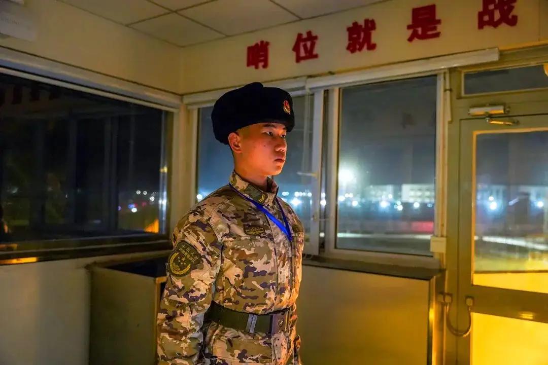 完整榜单
武警战士退伍前最后一次站岗热泪盈眶

每个人的生命里，总有那么一段时光