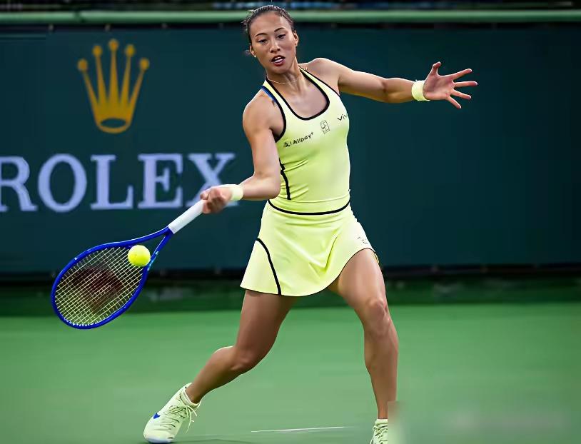 她回来了，在刚刚结束的一场迈阿密网球公开赛中，中国金花、赛会23号种子郑钦文以2