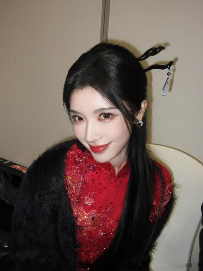 戴燕妮红色闪钻旗袍 戴燕妮身着红色闪钻旗袍，仿佛从旧时光中走来。正红色热烈奔放，