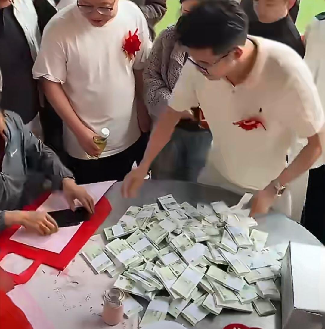 陕西男子婚礼随礼“名场面”！一箱1元纸币倒上桌，负责收礼账的人都懵了。
 
5月
