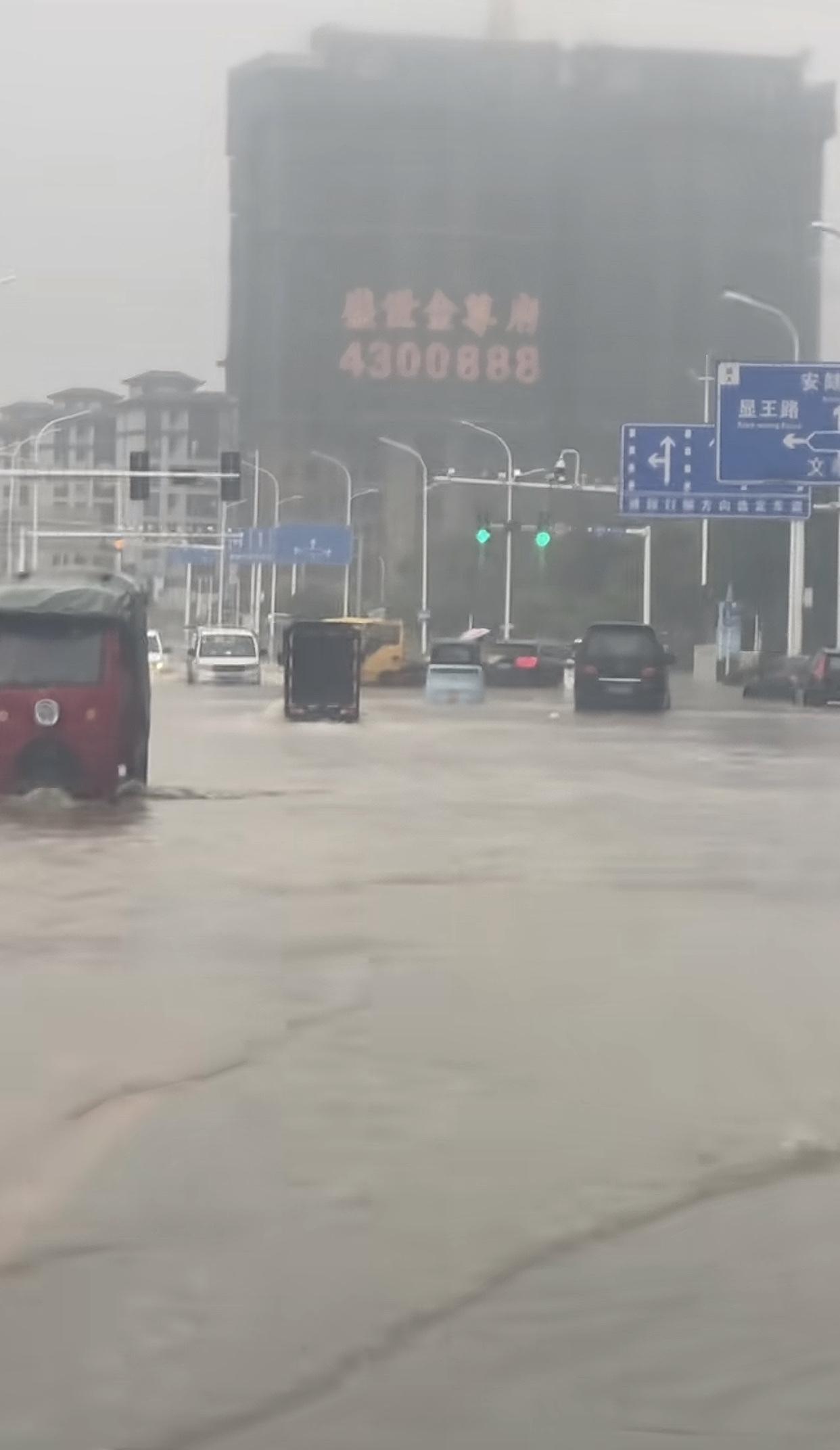 晒图笔记大赛太原今年是多雨的季节，你堵在路上了吗[捂脸]