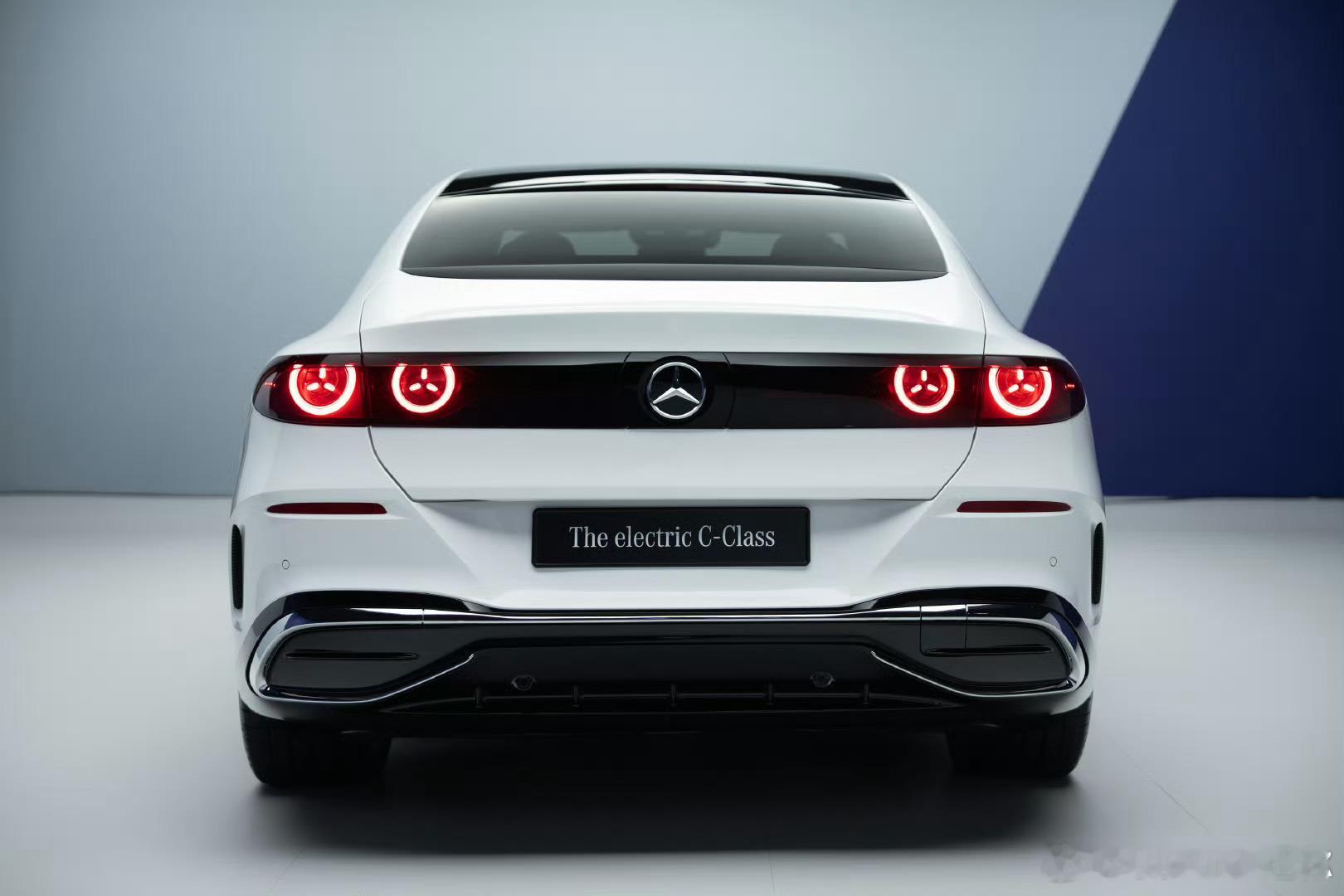 全新电动奔驰C的设计……前脸四个奔驰标，车尾五个奔驰标，整台车的设计全靠三叉星辉