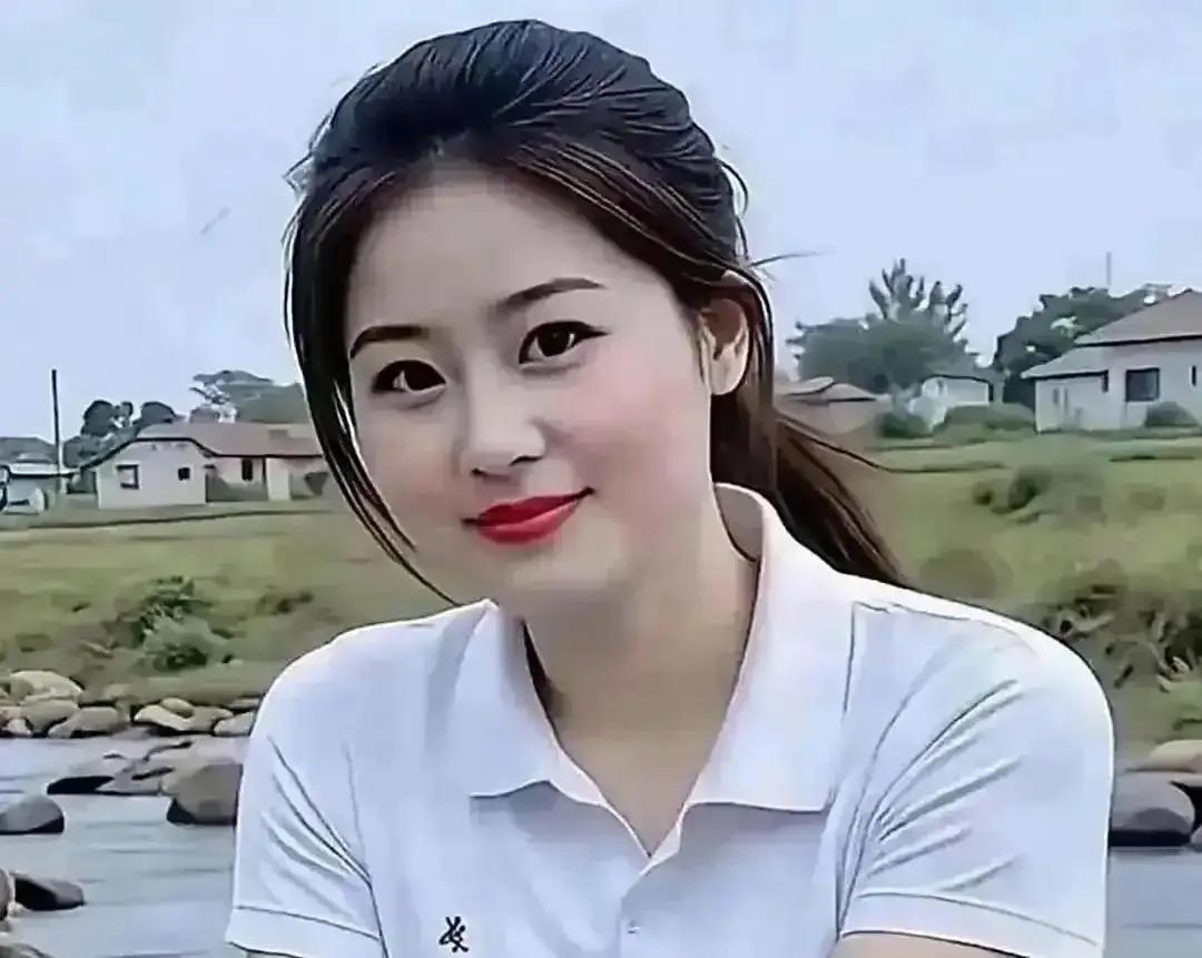广西一25岁本科生黄静，飞往北京参加100人的高薪面试，她排在77号，到她时，考