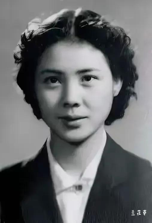 原来郑振摇年轻时是这么美的。
第一次认识她，是在电视剧《错爱一生》中她饰演的顾妈