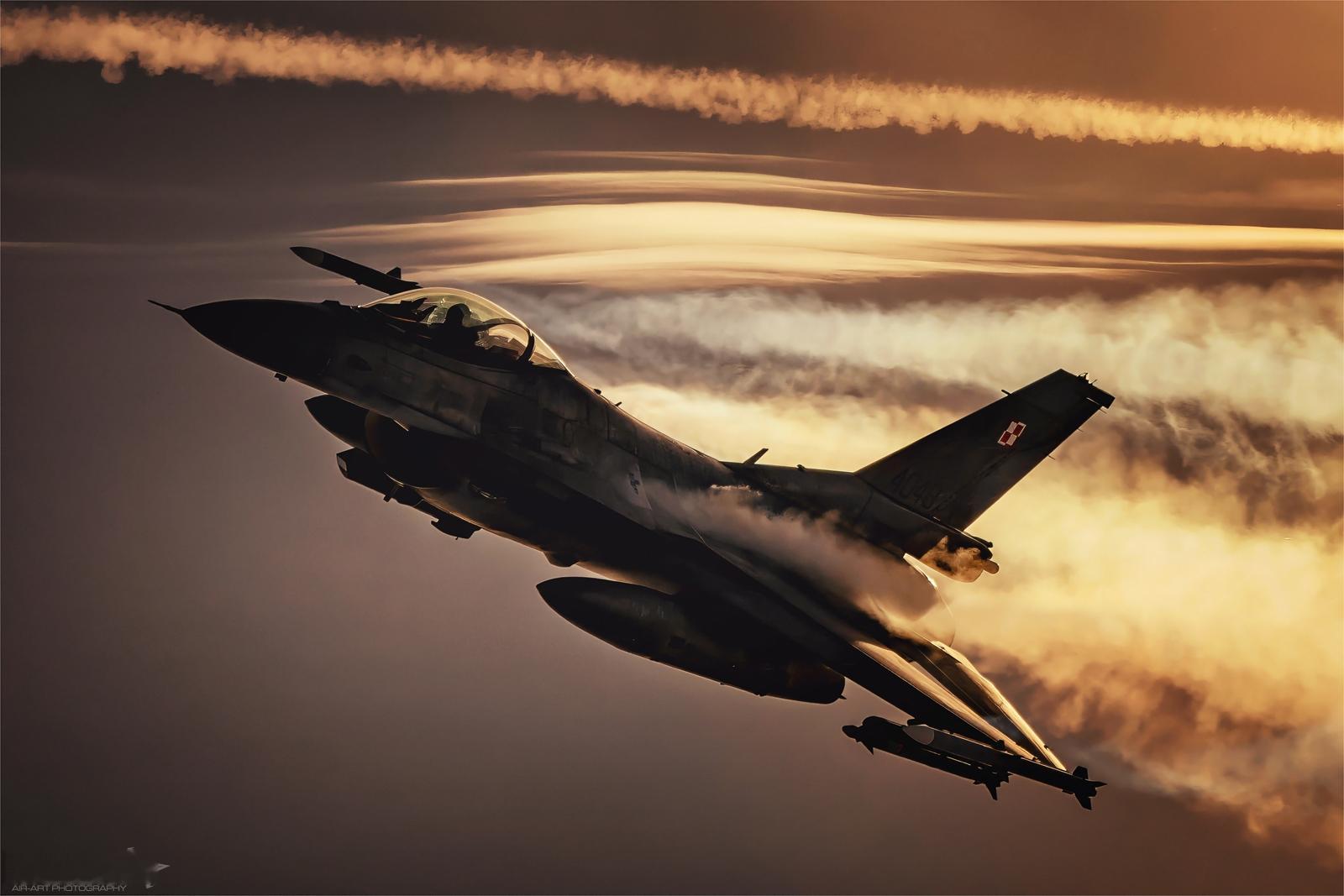 Hesja大神镜头下的波兰空军F-16与法国空军幻影2000在波罗的海上空 